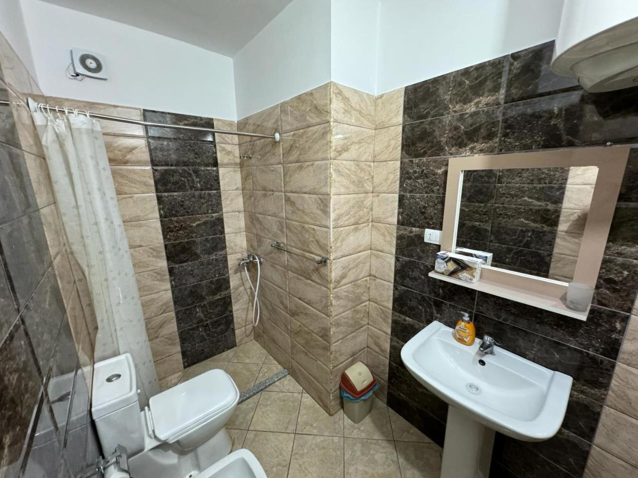 E.I.R Apartments Vlorë Esterno foto